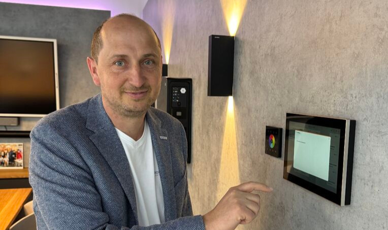 Sven Kronenwett im Showroom